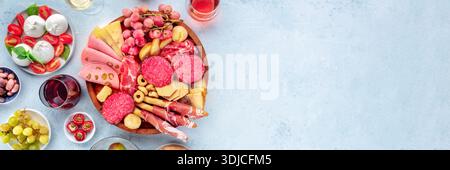 Italienisches Antipasti-Panorama. Wurstplatte mit Käse und anderen Snacks, Panoramaaufnahme über dem Kopf mit Kopierraum Stockfoto