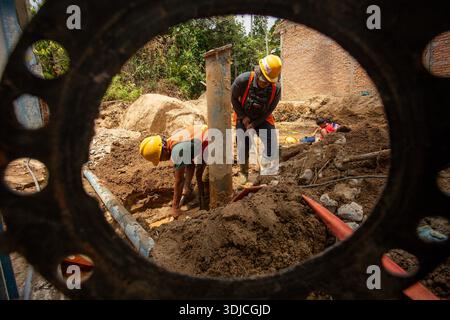 Padang, West Sumatra, Indonesien. Januar 2026. Arbeiter säubern Flutschlammmaterial im Rahmen des Wiederaufbauprojekts des Trinkwasserversorgungssystems (SPAM) in Intake Palukahan, Guo Kuranji, Padang City, West Sumatra. Das Ministerium für öffentliche Arbeiten der Republik Indonesien ernannte PT Hutama Karya für den Umgang mit Sturzflut-Katastrophen-Notfallmaßnahmen, um die Wiederherstellung der Infrastruktur und der grundlegenden Dienstleistungen der betroffenen Gemeinden zu beschleunigen. (Kreditbild: © Andri Mardiansyah/ZUMA Press Wire) NUR REDAKTIONELLE VERWENDUNG! Nicht für kommerzielle ZWECKE! Stockfoto