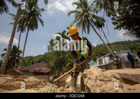 Padang, West Sumatra, Indonesien. Januar 2026. Arbeiter säubern Flutschlammmaterial im Rahmen des Wiederaufbauprojekts des Trinkwasserversorgungssystems (SPAM) in Intake Palukahan, Guo Kuranji, Padang City, West Sumatra. Das Ministerium für öffentliche Arbeiten der Republik Indonesien ernannte PT Hutama Karya für den Umgang mit Sturzflut-Katastrophen-Notfallmaßnahmen, um die Wiederherstellung der Infrastruktur und der grundlegenden Dienstleistungen der betroffenen Gemeinden zu beschleunigen. (Kreditbild: © Andri Mardiansyah/ZUMA Press Wire) NUR REDAKTIONELLE VERWENDUNG! Nicht für kommerzielle ZWECKE! Stockfoto