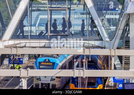 Arnhem, Niederlande - 1. Oktober 2025: Blick auf den Hauptbahnhofsbereich während der Hauptverkehrszeit mit Zugpendlern in Arnhem, Niederlande Stockfoto