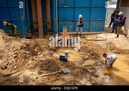 Padang, West Sumatra, Indonesien. Januar 2026. Arbeiter säubern Flutschlammmaterial im Rahmen des Wiederaufbauprojekts des Trinkwasserversorgungssystems (SPAM) in Intake Palukahan, Guo Kuranji, Padang City, West Sumatra. Das Ministerium für öffentliche Arbeiten der Republik Indonesien ernannte PT Hutama Karya für den Umgang mit Sturzflut-Katastrophen-Notfallmaßnahmen, um die Wiederherstellung der Infrastruktur und der grundlegenden Dienstleistungen der betroffenen Gemeinden zu beschleunigen. (Kreditbild: © Andri Mardiansyah/ZUMA Press Wire) NUR REDAKTIONELLE VERWENDUNG! Nicht für kommerzielle ZWECKE! Stockfoto
