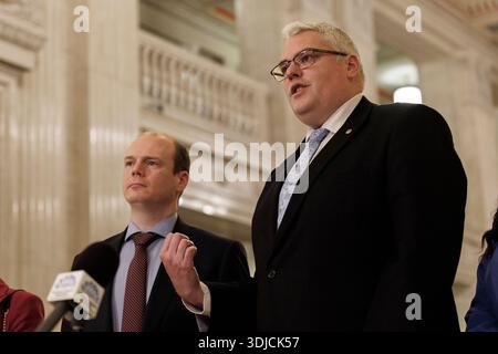 DUP-Chef Gavin Robinson, Abgeordneter (rechts), mit Gemeindeminister Gordon Lyons, MLA, im Gespräch mit den Medien in der Großen Halle der Parlamentsgebäude in Stormont. Bilddatum: Montag, 26. Januar 2026. Stockfoto