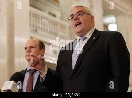 DUP-Chef Gavin Robinson, Abgeordneter (rechts), mit Gemeindeminister Gordon Lyons, MLA, im Gespräch mit den Medien in der Großen Halle der Parlamentsgebäude in Stormont. Bilddatum: Montag, 26. Januar 2026. Stockfoto