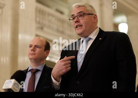 DUP-Chef Gavin Robinson, Abgeordneter (rechts), mit Gemeindeminister Gordon Lyons, MLA, im Gespräch mit den Medien in der Großen Halle der Parlamentsgebäude in Stormont. Bilddatum: Montag, 26. Januar 2026. Stockfoto