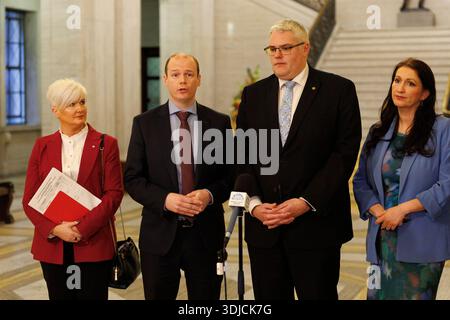 (Links-rechts) Juniorenministerin Joanne Buntin, Gemeindeminister Gordon Lyons MLA, DUP-Chef Gavin Robinson MP und stellvertretende erste Ministerin Emma Little-Pengelly MLA im Gespräch mit den Medien im Großen Saal der Parlamentsgebäude in Stormont. Bilddatum: Montag, 26. Januar 2026. Stockfoto