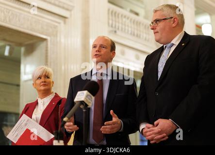 (Links-rechts) Juniorenministerin Joanne Buntin, Gemeindeminister Gordon Lyons MLA und DUP-Chef Gavin Robinson, Parlamentsabgeordneter im Gespräch mit den Medien in der Großen Halle der Parlamentsgebäude in Stormont. Bilddatum: Montag, 26. Januar 2026. Stockfoto