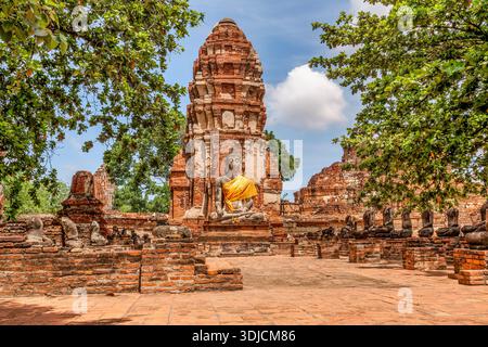 Buddha-Statue in einem ruinierten Tempel in Ayutthaya, der alten Hauptstadt Thailands, heute Weltkulturerbe. Stockfoto