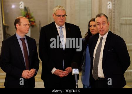 (Links-rechts) Gemeindeminister Gordon Lyons MLA, DUP-Chef Gavin Robinson MP, stellvertretende erste Ministerin Emma Little-Pengelly MLA und Bildungsminister Paul Givan MLA sprechen vor den Medien in der Großen Halle der Parlamentsgebäude in Stormont. Bilddatum: Montag, 26. Januar 2026. Stockfoto