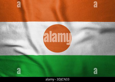 Niger-Flagge mit orangefarbenen, weißen, grünen Streifen und orangefarbenen Kreisen. Hochwertige Fotos Stockfoto