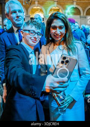 London, Großbritannien. Januar 2026. Suella Braverman, Parlamentsabgeordnete für Fareham und Waterlooville, tritt von den Konservativen zur Reform auf - Eine Pressekonferenz mit Nigel Farage, Abgeordneter der Reform UK, der Vorsitzende für einen Veterans for Reform Launch, in London. Guy Bell/Alamy Live News Stockfoto