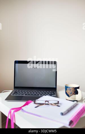 Arbeitsbereich für die Zielsetzung mit Laptop, auf dem Plan und Schreibwaren angezeigt werden, gemütlicher Innenraum für das Home Office Stockfoto