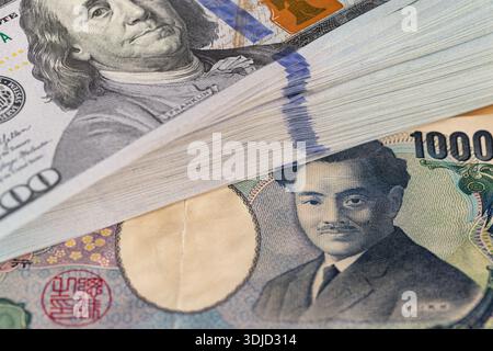 US-Dollar-Stack auf japanischen Yen-Scheinen Stockfoto