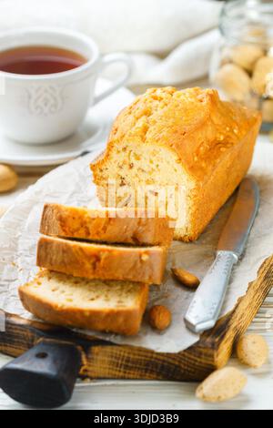In Scheiben geschnittener Kuchen mit Mandeln auf dem Schneidebrett. Hausgemachter Kuchen mit Nüssen und Honig. Leckerer Snack zum Tee. Selektiver Fokus Stockfoto