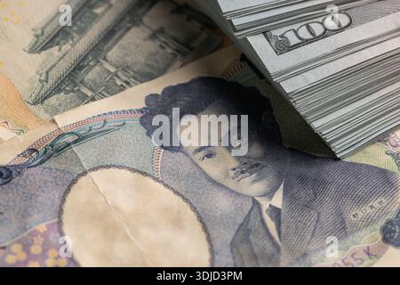 US-Dollar-Stack auf japanischen Yen-Scheinen Stockfoto