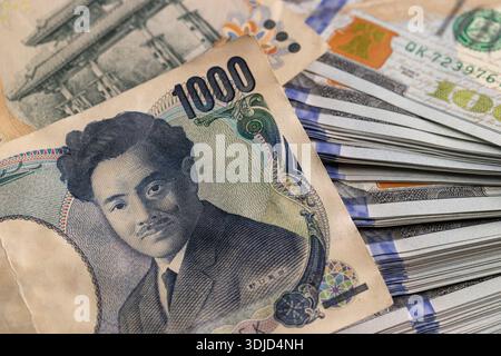 US-Dollar-Stack auf japanischen Yen-Scheinen Stockfoto