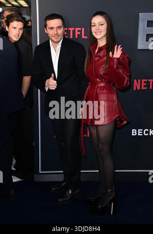 London, Großbritannien. Oktober 2023. Brooklyn Beckham und Nicola Peltz Beckham kommen an der Beckham Premiere in Curzon Mayfair, London. Kredit: Doug Peter Stockfoto