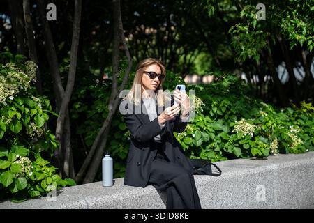 Trendige Business-Influencerin, die Selfie auf Smartphone macht, um Videoinhalte online zu streamen. Stockfoto
