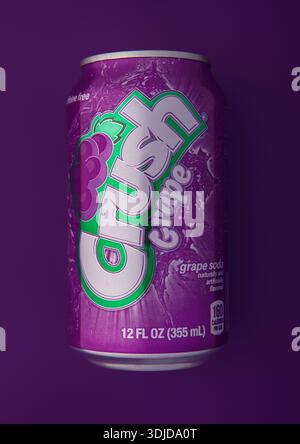 LONDON, UK - 23. OKTOBER 2025: Aluminiumdose Crush Grape Soda Drink auf lila. Stockfoto