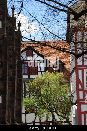 Marburg, Deutschland - 30. April 2023: Traditionelle Fachwerkhäuser in der Innenstadt. Stockfoto