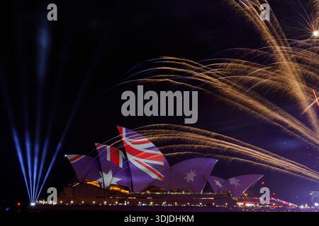 Sydney, Australien. Januar 2026. Die australische Nationalflagge wird während der Feierlichkeiten zum Australia Day auf die Segel des Sydney Opera House projiziert. Die Segel des Sydney Opera House werden im Rahmen der Feierlichkeiten zum Australia Day 2026 in Sydney mit einem besonderen Licht beleuchtet, zusammen mit einem spektakulären Feuerwerk. Der Australia Day, der jährlich am 26. Januar gefeiert wird, ist die Ankunft der ersten Flotte im Jahr 1788. Quelle: SOPA Images Limited/Alamy Live News Stockfoto
