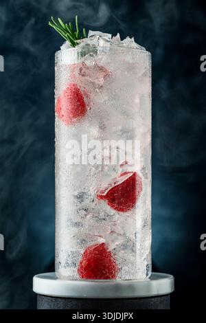 Raspberry Gin Tonic. Gin Highball mit Himbeeren. Stockfoto