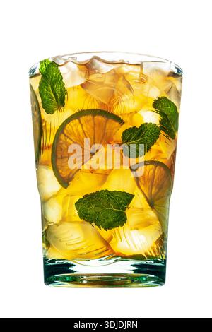 18.01.2026, Frankfurt, Deutschland. Bacardi Cuba Libre Style Cocktail mit Eis, Limette und Mint auf weißem Hintergrund Stockfoto