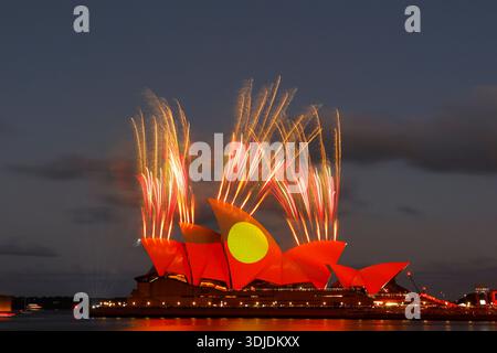 Ein Feuerwerk ist zu sehen, wenn die Flagge der Aborigines während der Feierlichkeiten zum Australia Day auf die Segel des Sydney Opera House projiziert wird. Die Segel des Sydney Opera House werden im Rahmen der Feierlichkeiten zum Australia Day 2026 in Sydney mit einem besonderen Licht beleuchtet, zusammen mit einem spektakulären Feuerwerk. Der Australia Day, der jährlich am 26. Januar gefeiert wird, ist die Ankunft der ersten Flotte im Jahr 1788. Indigene Australier bezeichnen den Tag als Invasionstag, mit laufenden Diskussionen über die Änderung des Datums in einen Tag, der von allen Australiern gefeiert werden kann. (Foto: YE Myo Khant/SOPA Images/SIPA USA Stockfoto
