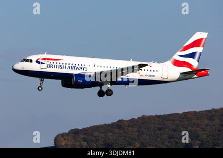 British Airways Airbus A319 (G-DBCB) landet am Vienna International Airport am 2. Oktober 2024 in Wien, Österreich Stockfoto