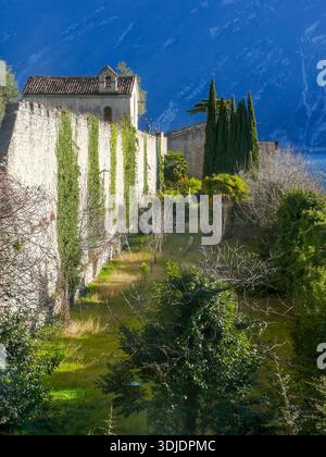Blick auf die Mauer eines alten limonaia in der Nähe von Limone. Limone ist eine Stadt am Westufer des Gardasees. Stockfoto