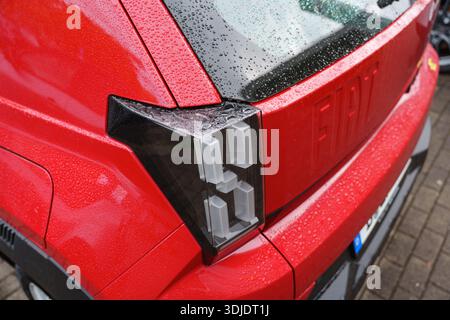 Design der Schlussleuchten des kompakten Fiat Grande Panda SUV, der außerhalb des Händlergebäudes geparkt ist Stockfoto