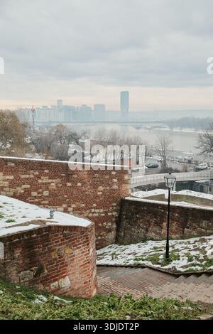 Blick auf den Fluss im Winter von der Festungsmauer mit Blick auf moderne Stadtgebäude in Belgrad. Belgrad, Serbien - 15. Januar 2026. Stockfoto
