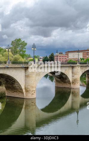 Blick auf die Puente de Piedra (Steinbrücke, auch Puente de San Juan de Ortega genannt) über den Ebro Fluss in Logrono, La Rioja, Spanien; wieder aufgebaut Stockfoto