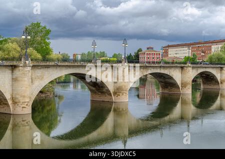 Blick auf die Puente de Piedra (Steinbrücke, auch Puente de San Juan de Ortega genannt) über den Ebro Fluss in Logrono, La Rioja, Spanien; wieder aufgebaut Stockfoto