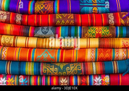 Andes Textilien Stoffe stapeln, Otavalo Poncho Markt, Ecuador. Stockfoto