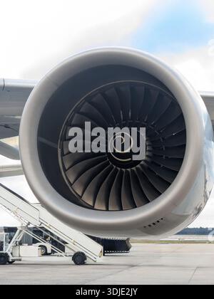 Flugzeugtriebwerk. Großer Lüfter mit zahlreichen Flügeln Stockfoto