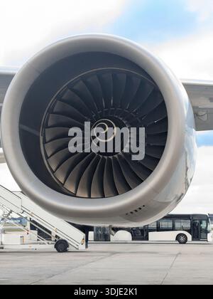 Flugzeugtriebwerk. Großer Lüfter mit zahlreichen Flügeln Stockfoto