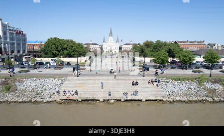 Aus der Vogelperspektive auf die berühmte St. Louis Kathedrale, die hoch über dem geschäftigen Jackson Square steht, eine lebendige Szene des Lebens und der Architektur, New Orleans, Stockfoto