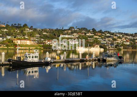 Blick über den Hafen zu den Häusern in der Gemeinde La Playa in San Diego, Kalifornien. Stockfoto