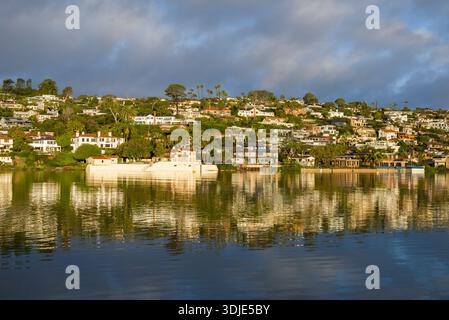 Blick über den Hafen zu den Häusern in der Gemeinde La Playa in San Diego, Kalifornien. Stockfoto