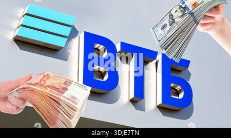 Samara, Russland - 22. Mai 2022: Russisches VTB-Banklogo, Stapel amerikanischer Dollar und russischer Rubel in den Händen. Die VTB Bank ist eine der größten rußlands Stockfoto
