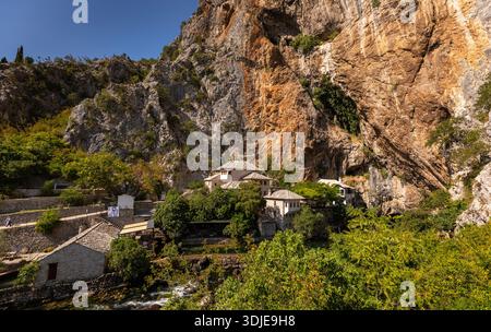 Blagaj, Bosnien und Herzegowina 17. August 2022: Das Kloster Blagaj Tekke Derwisch wurde in eine Felsklippe gebaut. Stockfoto