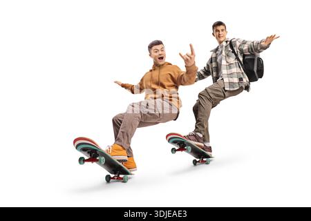 Zwei coole Kerle, die Skateboards auf weißem Hintergrund reiten Stockfoto