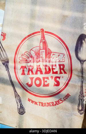 Nahaufnahme von Trader Joes Papiertüten, USA Stockfoto