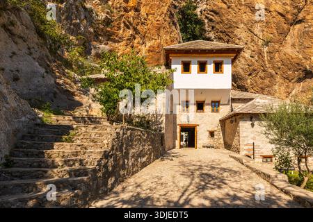 Blagaj, Bosnien und Herzegowina, 17. August 2022: Traditioneller Klosterkomplex aus der osmanischen Ära an der Klippe von Blagaj. Stockfoto