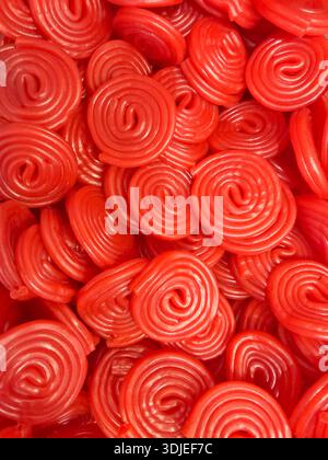 Nahaufnahme vieler knallroter Spiralbonbons Stockfoto