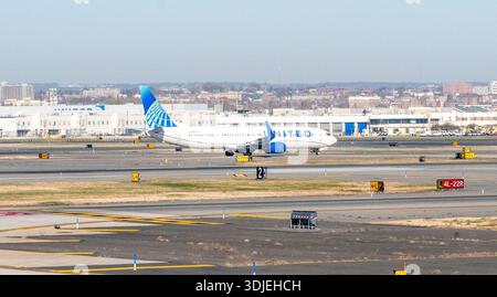 Newark Liberty Airport, Newark, New Jersey, USA - 16. November 2023 - United Airlines Boeing 737-900 auf der Start- und Landebahn im EWR Stockfoto