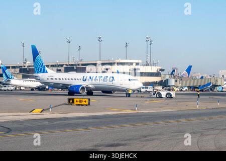 Newark Liberty Airport, Newark, New Jersey, USA - Eine United Airlines 737-800 wird von einem Schlepper auf den Taxiweg aus Terminal C im EWR gezogen Stockfoto