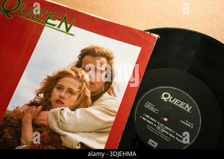 „Queen“ - „Who Wants to Live Forever“-Vinyl mit Cover, isoliert auf hellem, glattem Hintergrund, oberer Winkel aufgenommen Stockfoto