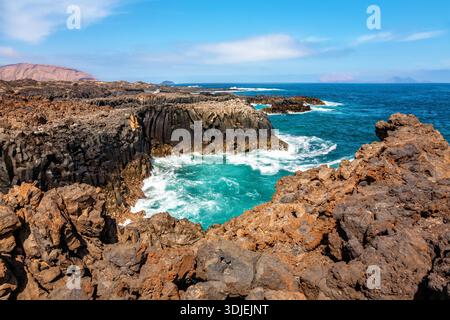 Nordküste der Insel La Graciosa, Lanzarote, Kanarische Inseln, Spanien, Europa. Felsformationen an der Nordküste der Insel La Graciosa. Stockfoto
