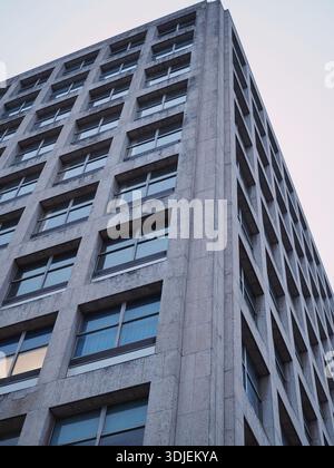 Mander House – ein 1968 fertiggestelltes Bürogebäude. Gelegen im Mander Shopping Centre in Wolverhampton - Januar 2026 Stockfoto